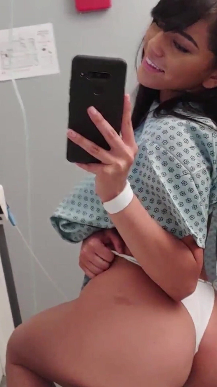CamSoda: Rondborstige tiener met grote kont in quarantaine bijna betrapt op...