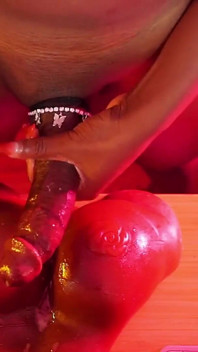 Chica trans folla muñeca coño
