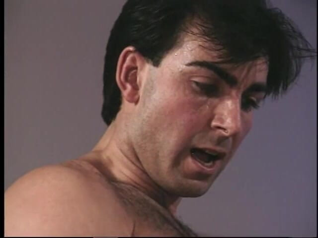 3 Bangers: 两根巨大的鸡巴把这个活泼的金发双插荡妇身上的洞伸展