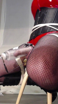Elektro stimulace, Frogtied v botách na vysokém podpatku, punčochy a červený pvcsuit, svázaná, roubíkem s latexovou maskou made to cum