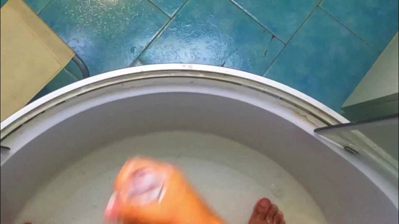 SexMamon: in de badkamer, warm water dat op het lichaam loopt,...
