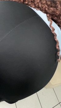 La segretaria ebano ottiene una promozione attraverso un piccolo buco nella sua gonna