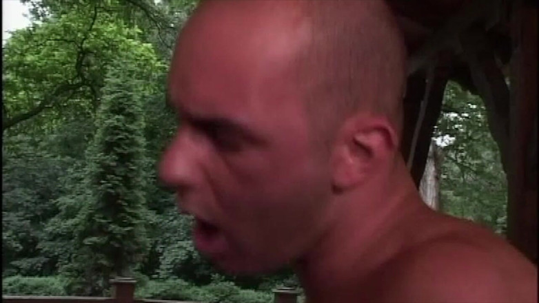 Inhonorof porn: Sie Lutscht Den Italienischen Schwanz Und Bekommt Auf Der Terrasse...