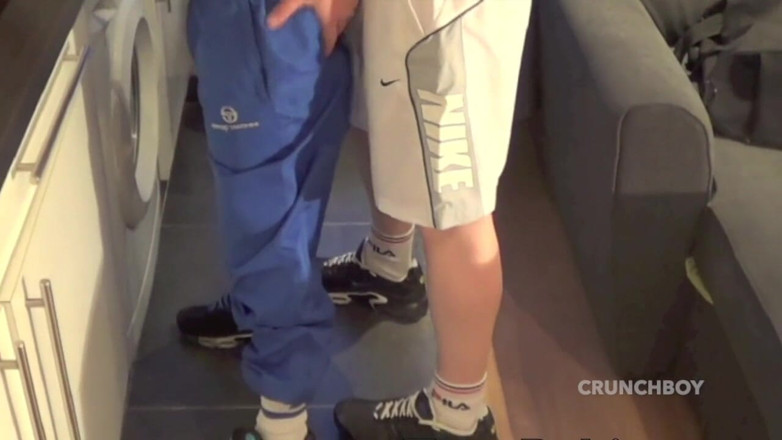 Sneaker gay: 厨房里的热辣运动鞋服从