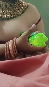 Travestito gay indiano con culo gaurisissy premendo le sue grandi tette e diteggiando nel culo in Silky Saree
