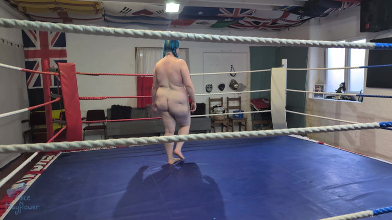 Alice_Mayflower_Scottish: Um einen wrestling-ring herum laufen - solo-mädchen
