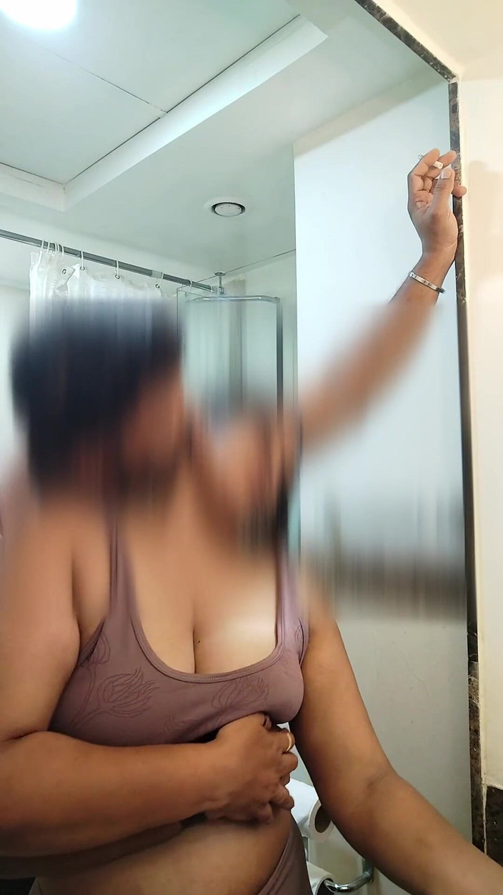 Kulsitham: 큰 젖탱이를 누르고 빨아