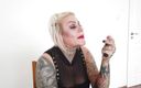 Fetish Videos By Alex: Tätowierte blonde milf-lippenstifte ihre lippen