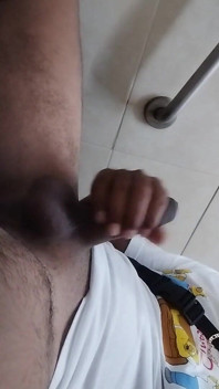 Ich wünschte, eine frau würde mich in einem badezimmer erwischt