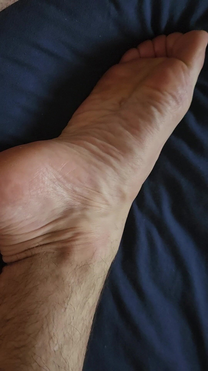 Bare Feet Couple: 在这个单人冒险中，我在自慰到高潮时，从卷曲脚趾起皱的脚底捕捉到热辣的精液