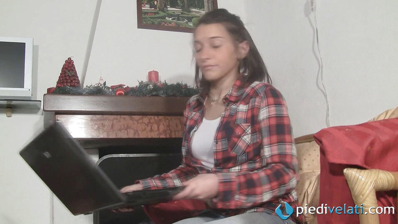 Foot Fetish HD: Valentina，性感的黑发少女非常喜欢她的脚