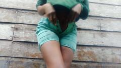 Super sexy ebony cuties: Zoufalá pro poskakující čůrání v zeleném krátkém weeingu venku