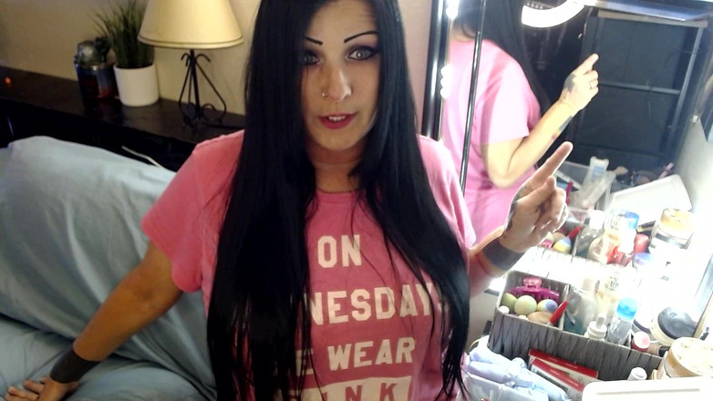 Abby Anna: Zívající MILF dělá make-up / nehty Nějaký chat