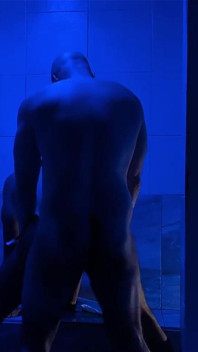Urso musculoso fode latino na sauna gay