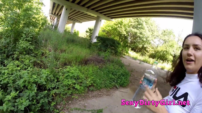 Sexy Dirty Girl: Yarağını emmeden ve açık havada sikilmeden önce bazı selfie'ler çekiyorum