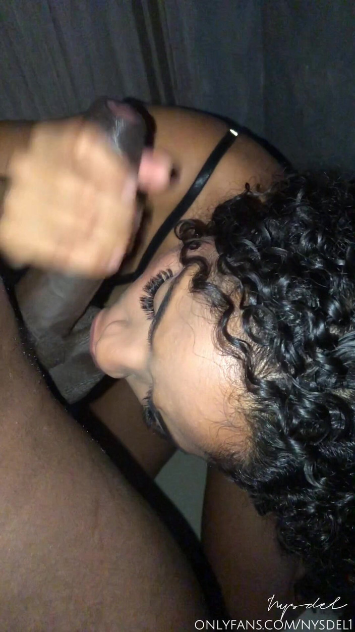 Nysdel: Cewek imut rambut cokelat nysepong kontol pacar temannya diam-diam -pasangan amatir-...