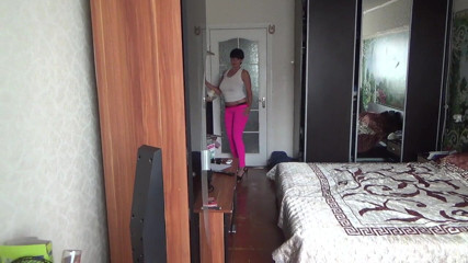 Sexy Milf: Kate loopt sexy in yogabroek op hoge hakken en kort...