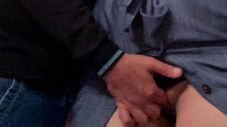 Niki studio: Cizinec prstí nadrženou milfku před prací v metru