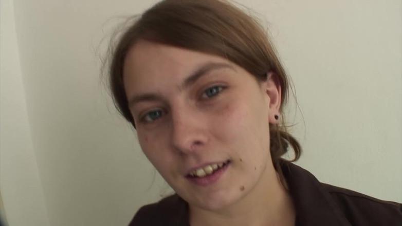German amateur couples: Une bombasse allemande sexy fait plaisir à une bite en POV...