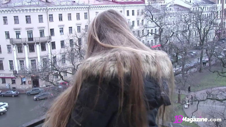 18Magazine: Lange haare, euro-blondine bianca 19 geht oben ohne draußen? Was?