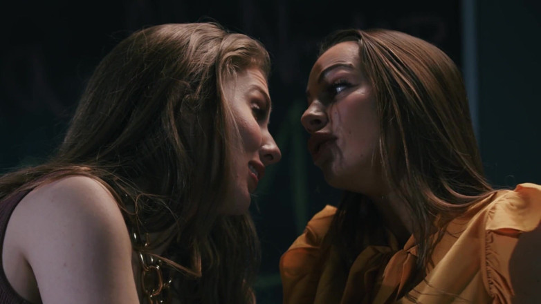 SweetheartVideo: Ragazze che baciano ragazze 25_scene 2_kiss e lo raccontano