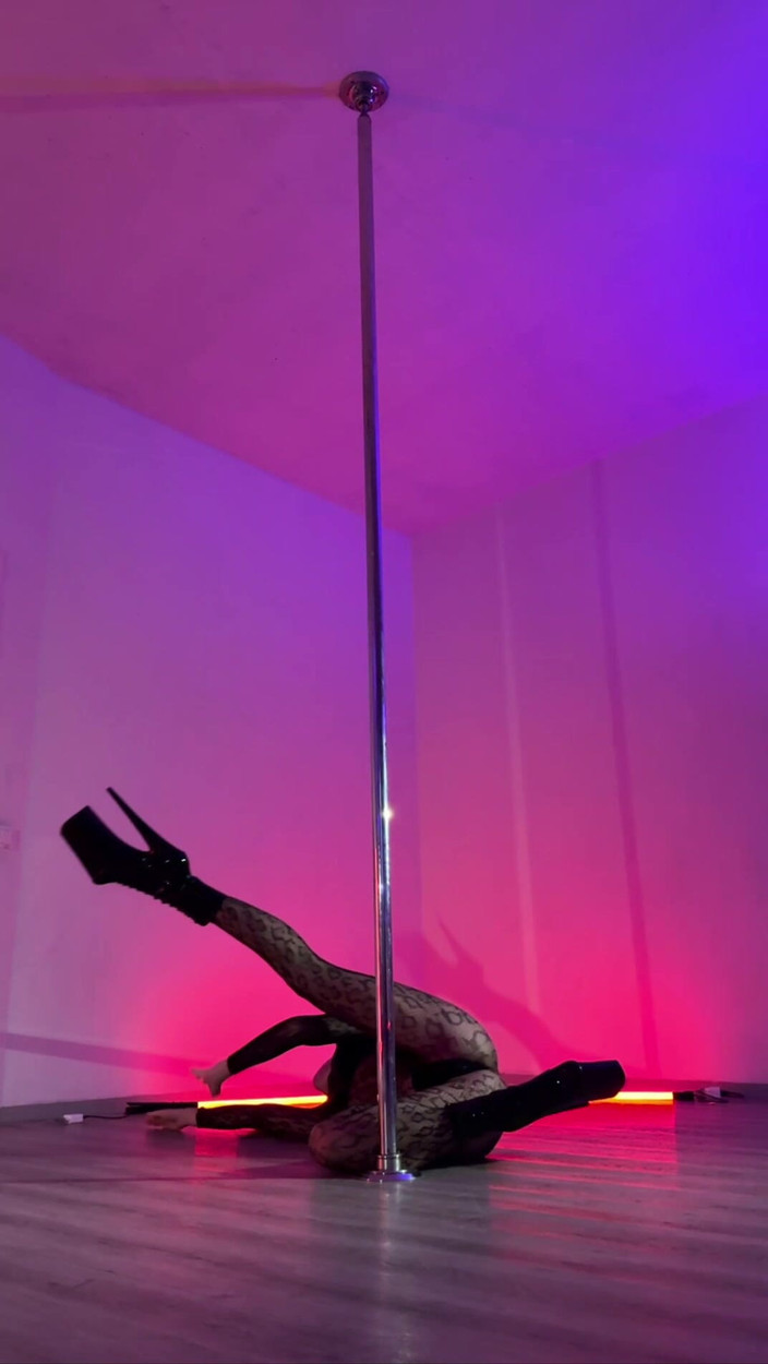 Skinny_lady69: Direk dansı giantess