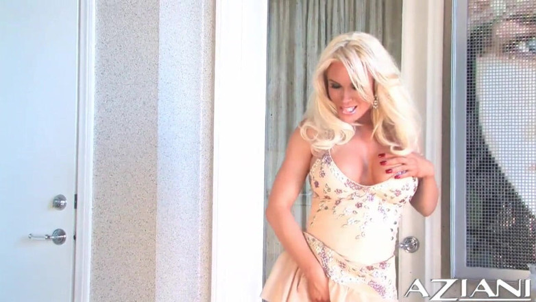 Aziani: Büyük memeli orta yaşlı seksi kadın diamond rockçının her yerine...