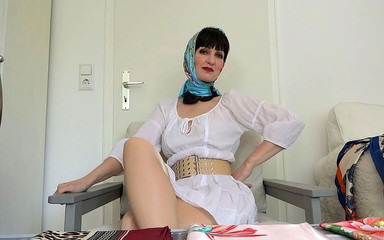 Lady Victoria Valente: Beyaz yazlık elbise için yeni saten başörtüsü