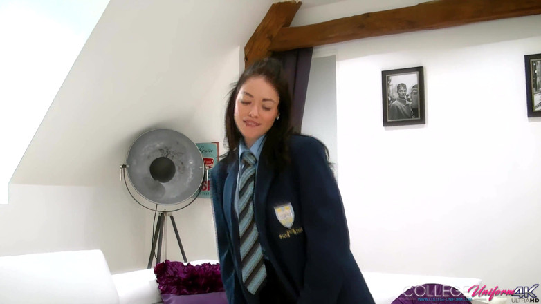 College Uniform: アヴァ・ダルーシュ出演のパープル・ミーニー