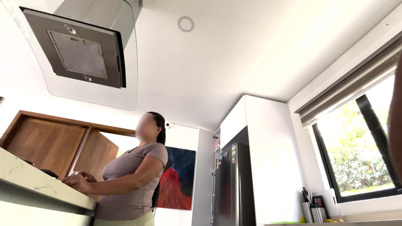 Time traveler: Servitoarei cu forme îi place o bătaie bună