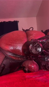 Uległe werbalne dno błaga o więcej penisa - intensywna odgrywanie roli dildo
