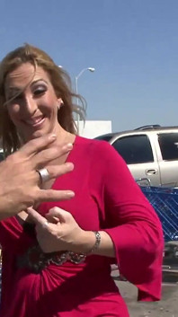 サバンナジェーンは巨乳を持つ非常にふしだらなブルネット熟女です