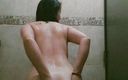 Eliza White: Spelen bij douche