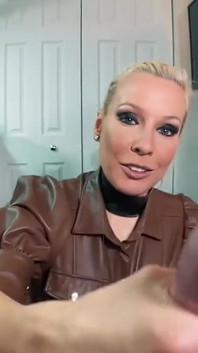 Actions en POV d’une belle branlette et pipe !