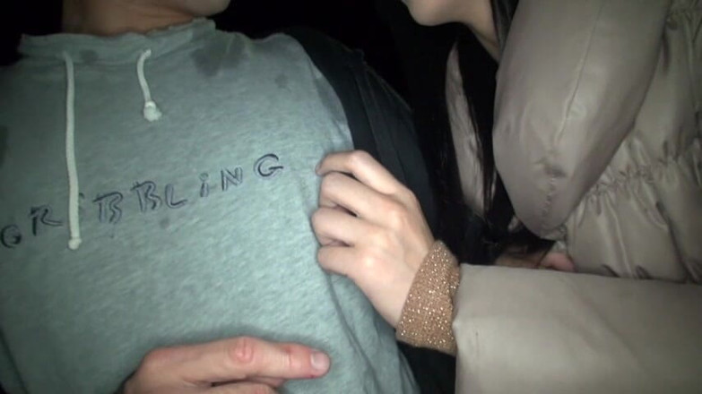 CherryBONBON: 조용한 포장마차에서 그녀는 안전하다고 속삭이었고, 그녀의 달콤한 터치로 나는 침묵속에서 떨었다.