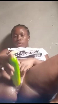 Ébano usa pepino enorme para gozar