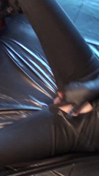 Latex Danielle thủ dâm trong bộ đồ mèo quân đội