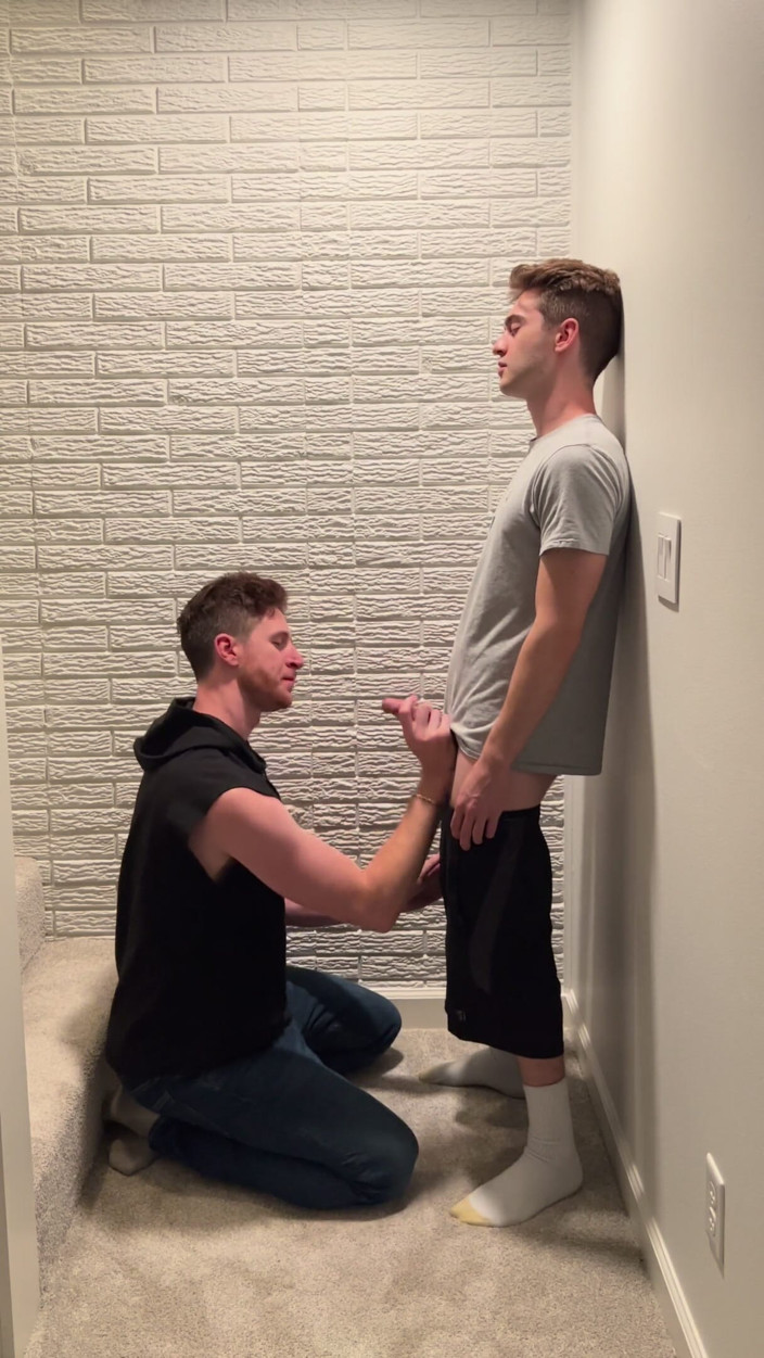 The Step Brothers: Dándole a Mi Hermanastro Una Mamada En Su Cumpleaños