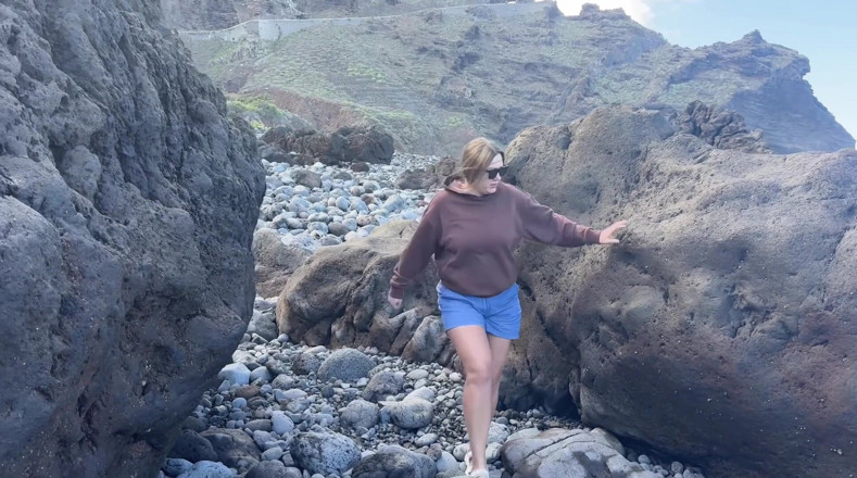 Emma Voyeur: Une fille sans culotte fait pipi sur une plage publique