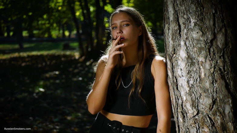 Russian Smokers: Sexy ragazza russa che fuma sigaretta al coperto