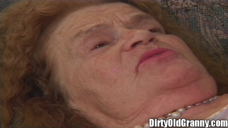 Dirty Old Granny: Memek jelek nenek rambut merah yang lagi sange dientot sama...