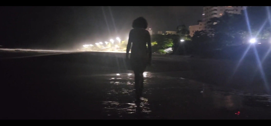 Bruxo fire: 辣妹在海滩上赤身裸体走动，我把她带到岩石上，操她直到我进去！观看 Sheer 上的完整视频