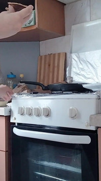 Belle-mère sexy nue dans la cuisine, chatte poilue latina, gros seins, gros cul