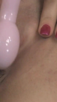 Janessa, trou de chatte étroit pour un gros gode