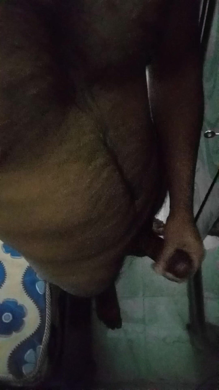 Raaz26d: Desi svalnatý chlapec si naolejoval ptáka a masturbuje před zrcadlem...