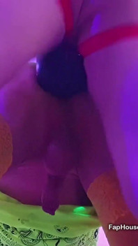 펨돔 페깅과 대물 자지 오럴을 하는 UV 글로우 쓰리섬