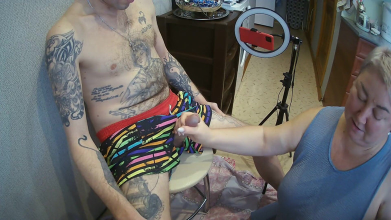Zona901: I'm sitting on a stool, a fat woman jerks off...