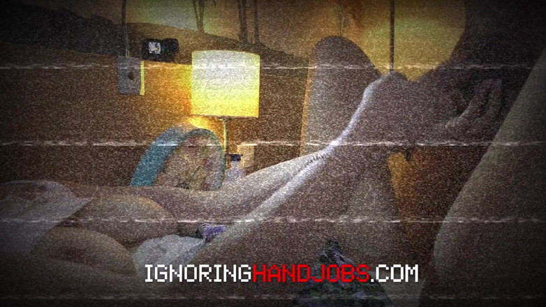 Ignoring Handjobs: Bruneta sexy cu țâțe mari într-o cămașă deteriorată transparentă face o labă...