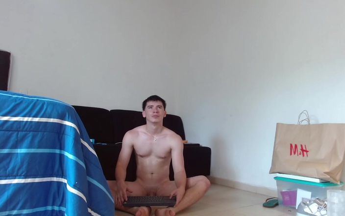 Icyhot707: Chico heteroseual haciendo ejercicio desnudo mientras lo ven