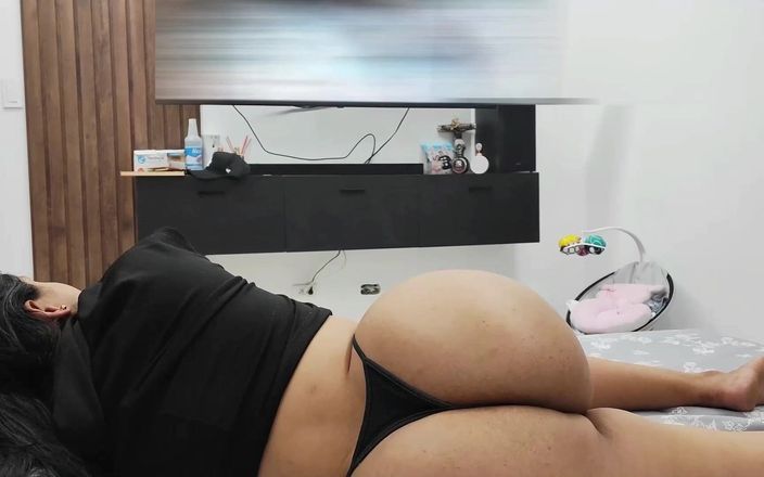 SENSESEX: Meine stiefmutter beim fernsehen wird aufgeregt